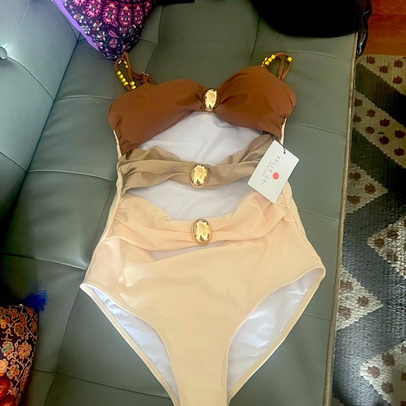 Féminin swimsuit. Fashionable and comfortable. - Picture 2 of 3